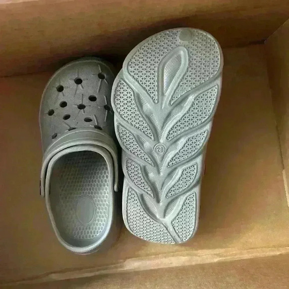 NEW Kids Classic Graphic Garden Clogs Slip, size 28 - Picture 2 of 2